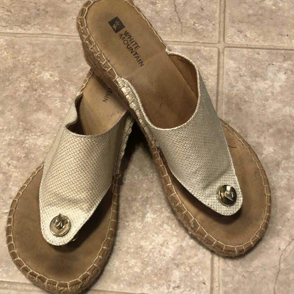 WHITE MOUNTAIN / Espadrille wedge sandal.